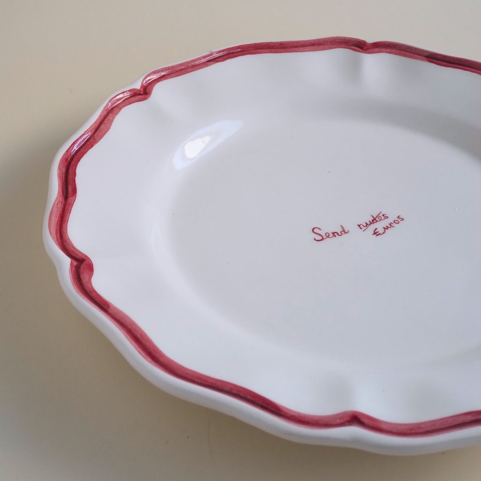 "Send N*des" Fil Rouge Plate